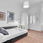 Alzaia Naviglio Grande 40 * Milánó
