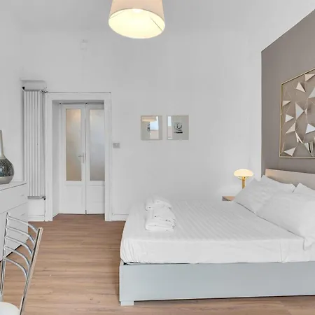 Alzaia Naviglio Grande 40 * Milánó